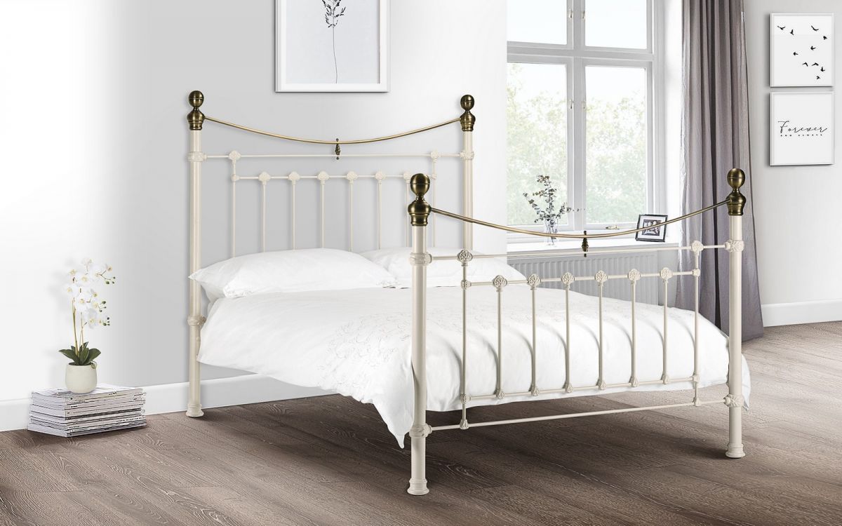 Victoria bedstead in stone white with brass embellishments and high headboard