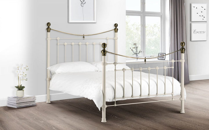 Victoria bedstead in stone white with brass embellishments and high headboard
